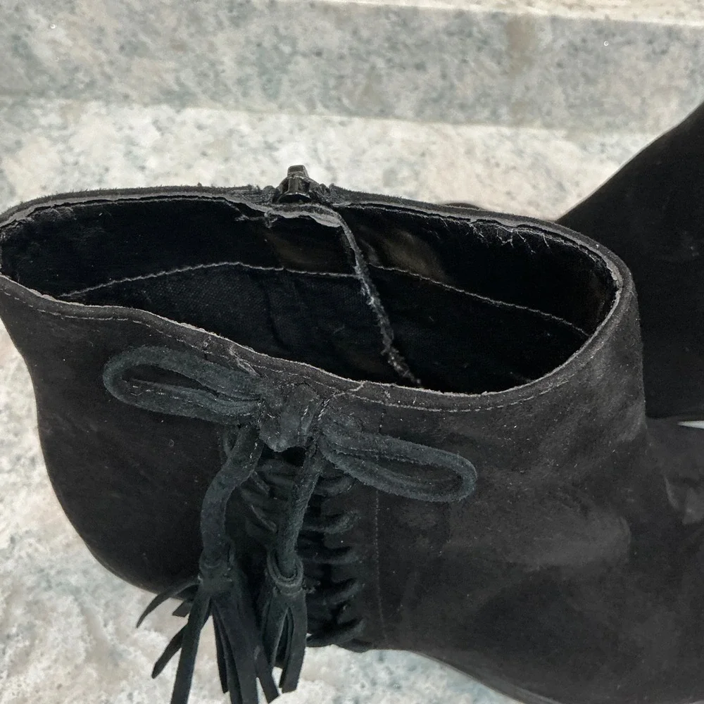 Betsey Johnson Ankle Boots Autumnn 9M Black Suede Tassel Block Heel Pointed Toe